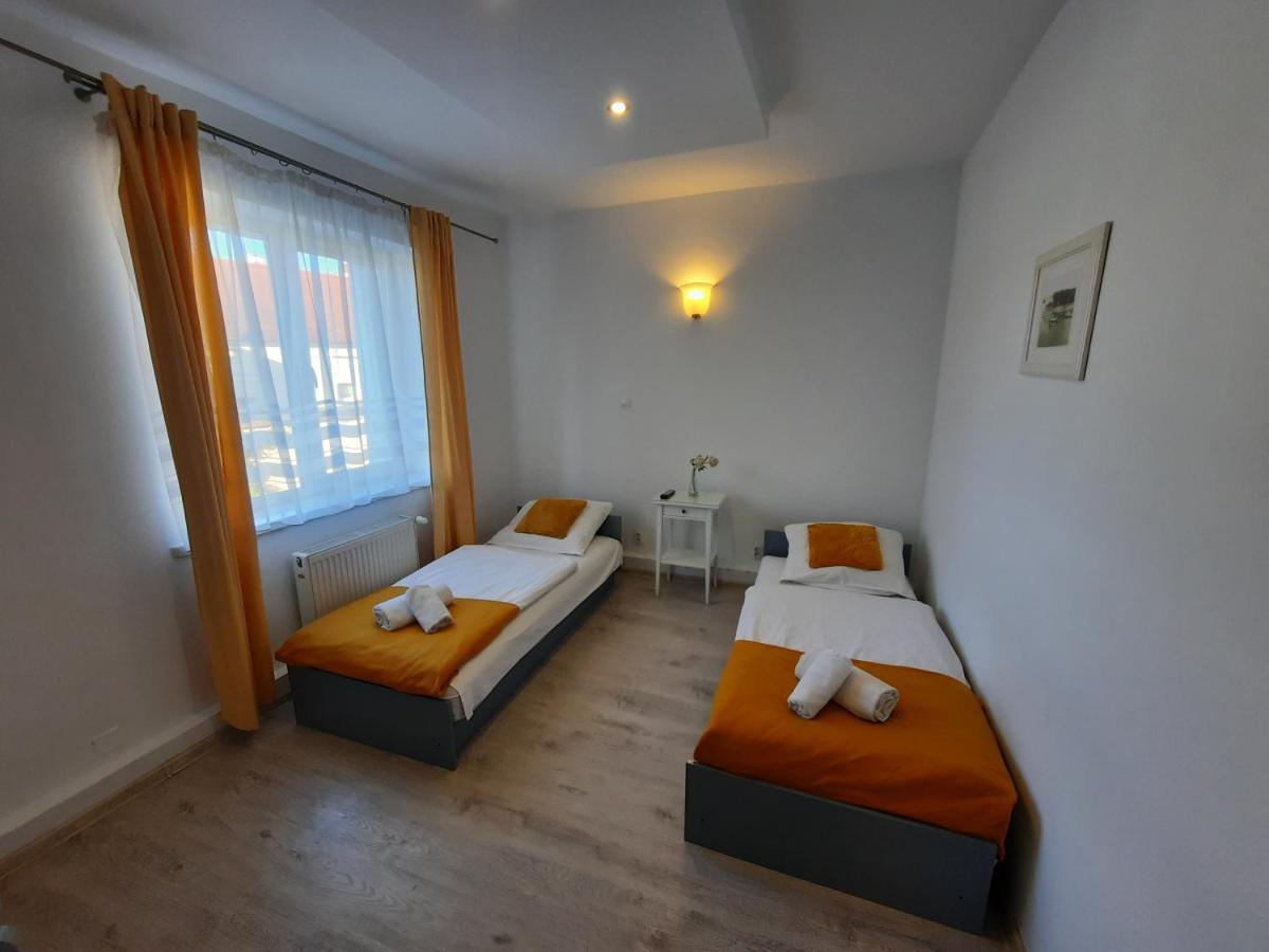 Lew Hostel Иновроцлав Экстерьер фото