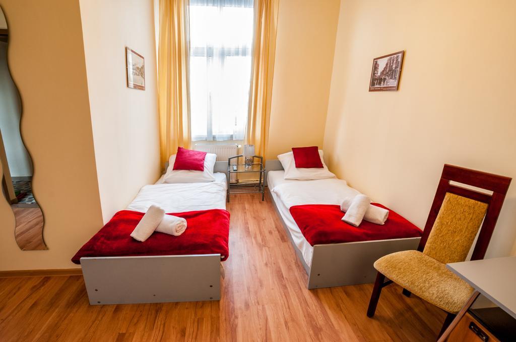 Lew Hostel Иновроцлав Экстерьер фото