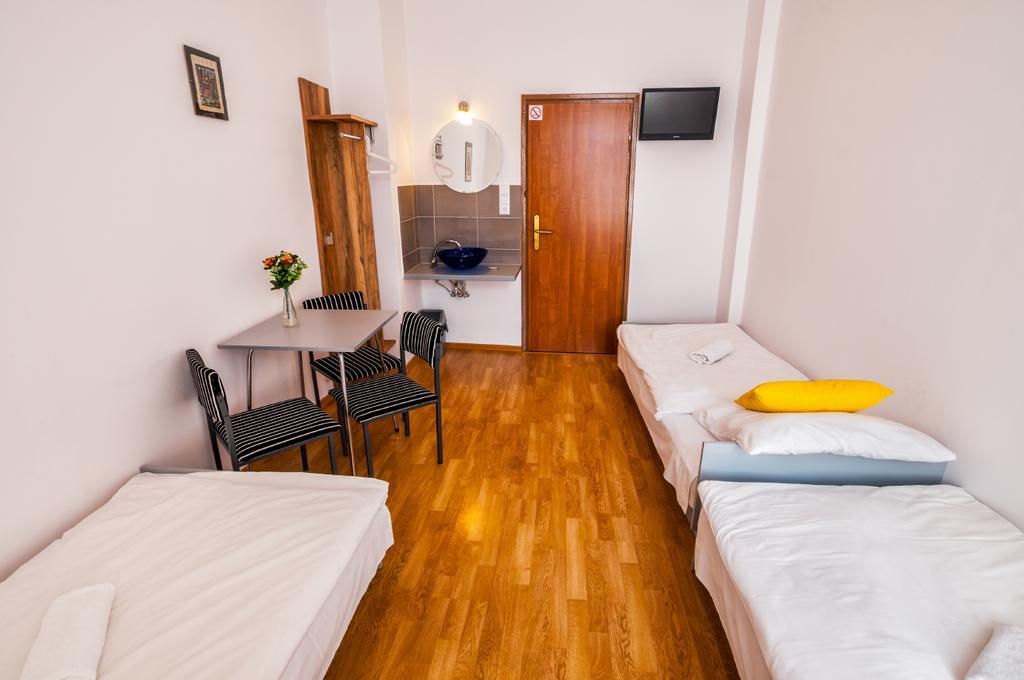 Lew Hostel Иновроцлав Экстерьер фото